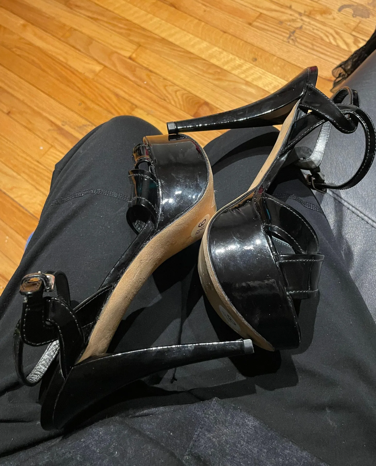 NWOT SW Glossy Leather Crisscross Straps Platforms Sandals High Heels Strappy - Image 3