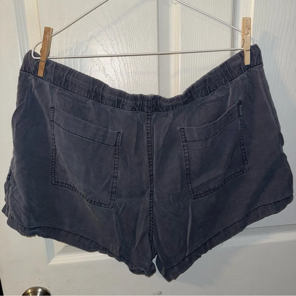 GAP Women's Gray Casual Shorts - Image 4