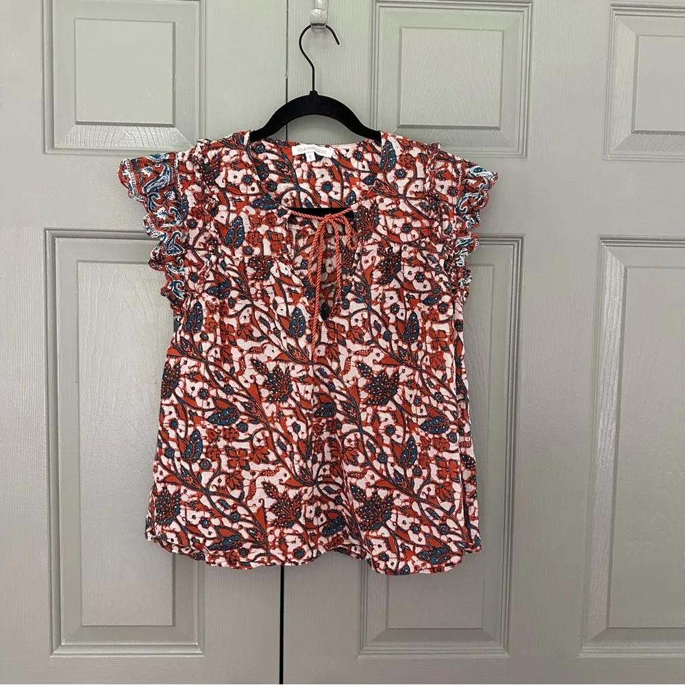 Love the Label Ruffle Sleeve Vneck Blouse Patterned - Image 3