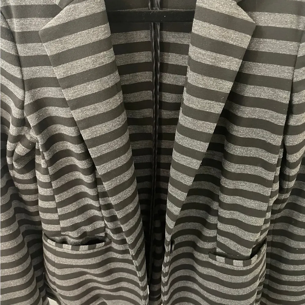 Express Women's Striped Black and Gray Blazer - Image 4