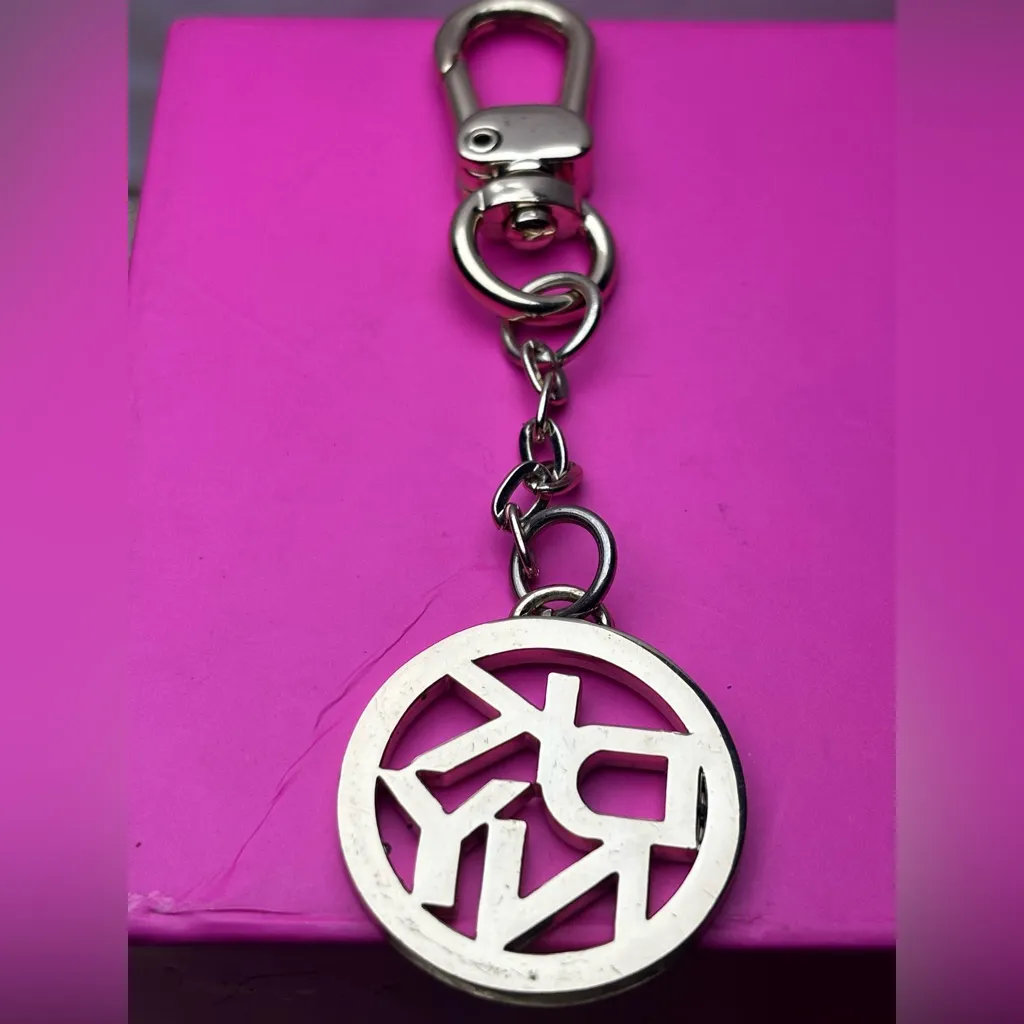 💛💛DKNY Gold Logo Keychain Beautiful 🤩Box(J) - Image 4