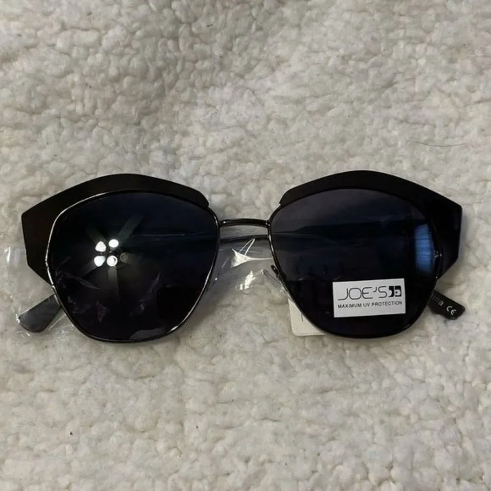 🎉HP🎉 Joe’s Jeans Dark Gunmetal Sunglasses NWT - Image 3