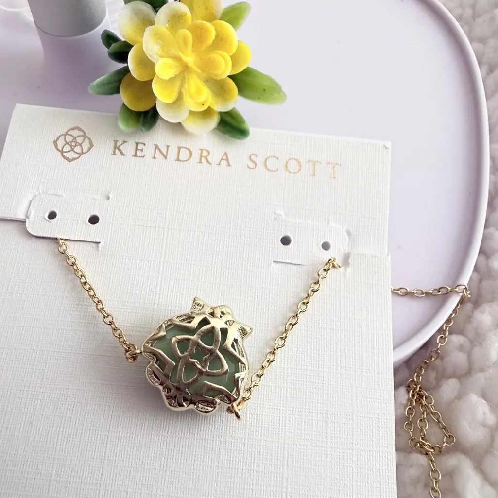 Kendra Scott Brynne Shell Gold Short Pendant Necklace - Image 4