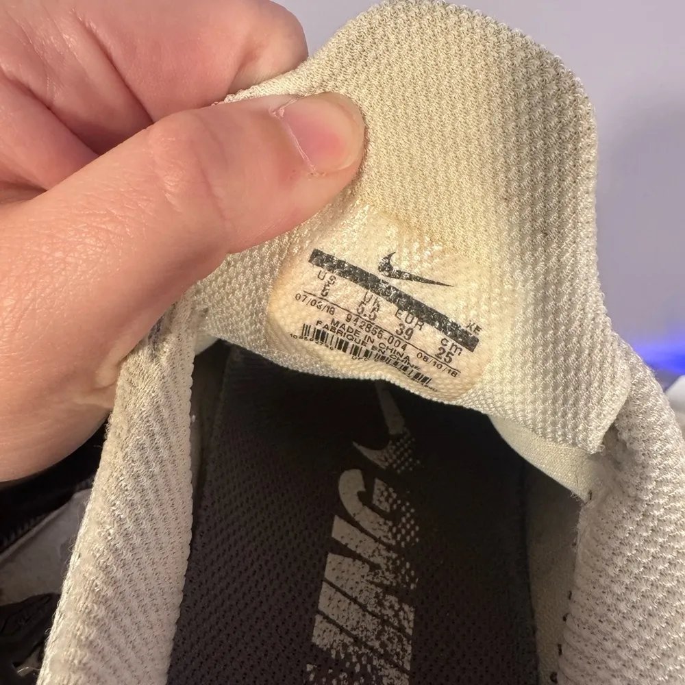 Grey Nike zoom tennis shoes - Image 4