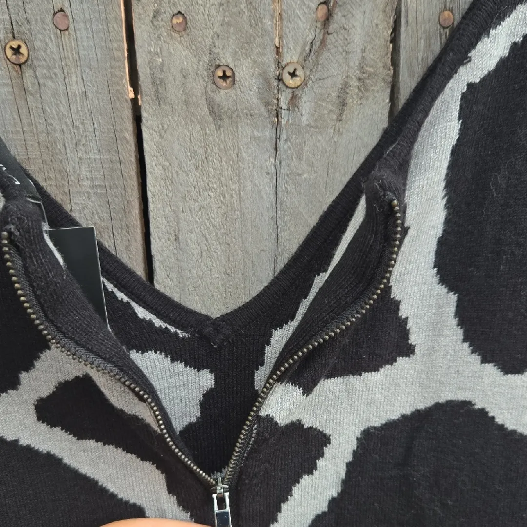 Lane Bryant  Black and Gray Patterned Sweatshirt - Image 4