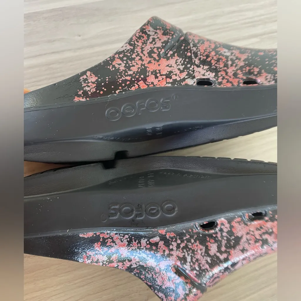 OOFOS Black and Pink Women's Sandals Size 6 - Image 11