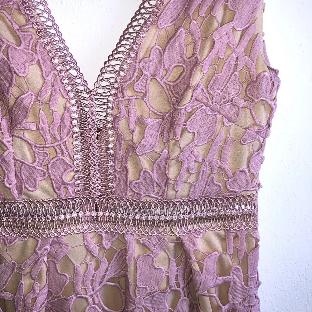 Romeo & Juliet Couture Double-V Lace Midi Dress - Image 6