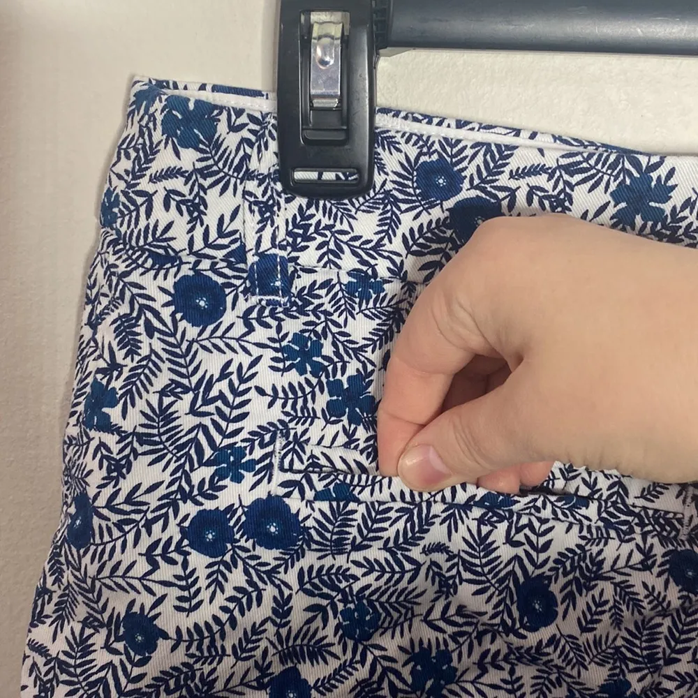 J Crew Factory Floral 3.5" classic chino short in Ivory Antique Navy size 6 White - Image 7