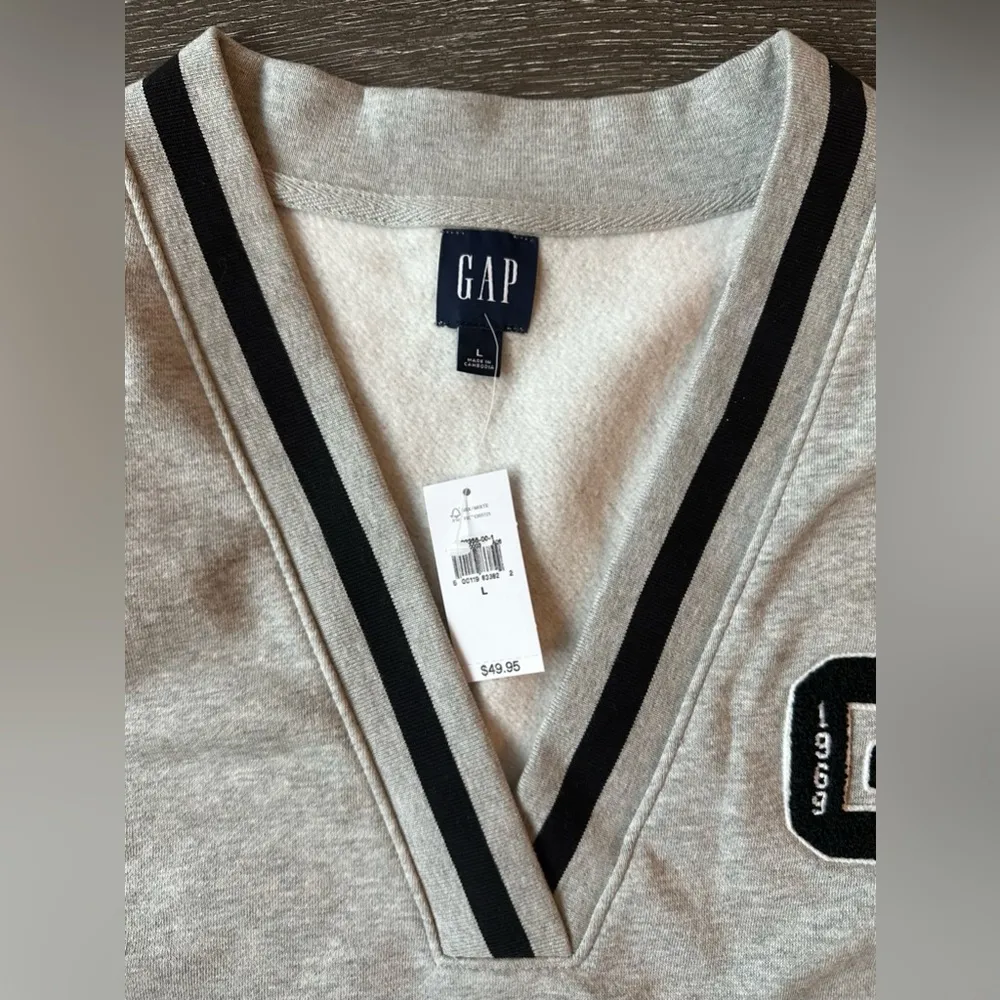 GAP Gray Sleeveless V-Neck Sweater Vest - Image 5