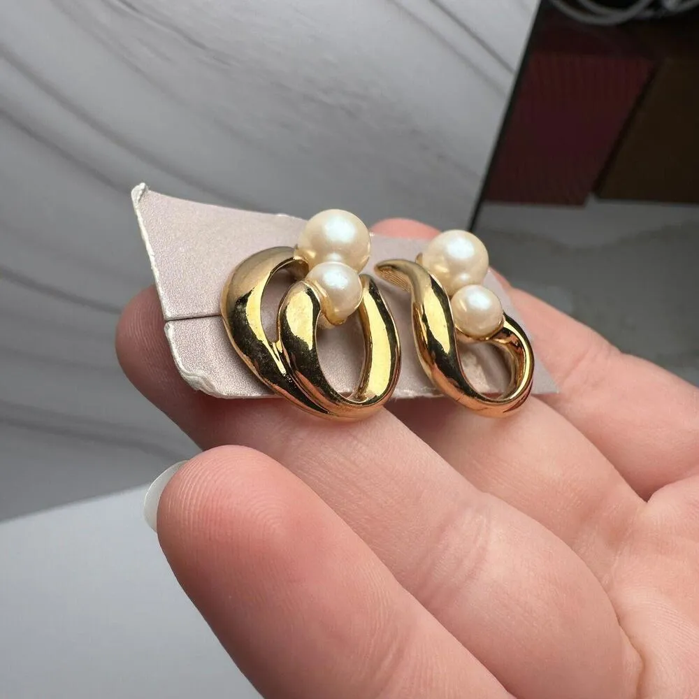 Avon Faux Pearl Gold Tone Stud Pierced Earrings NWOT - Image 6