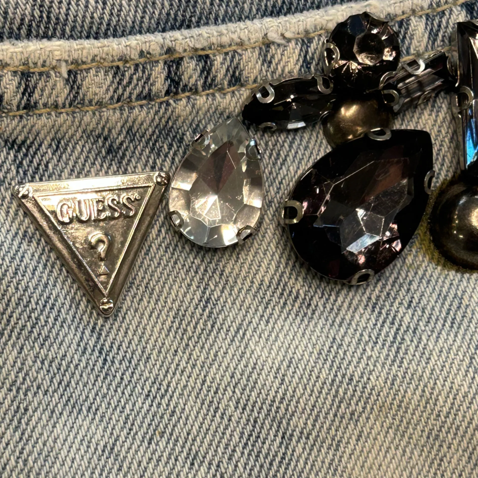 Guess light wash bling rhinestone studded distressed glam edgy chic jeans NWT 26 - Image 7