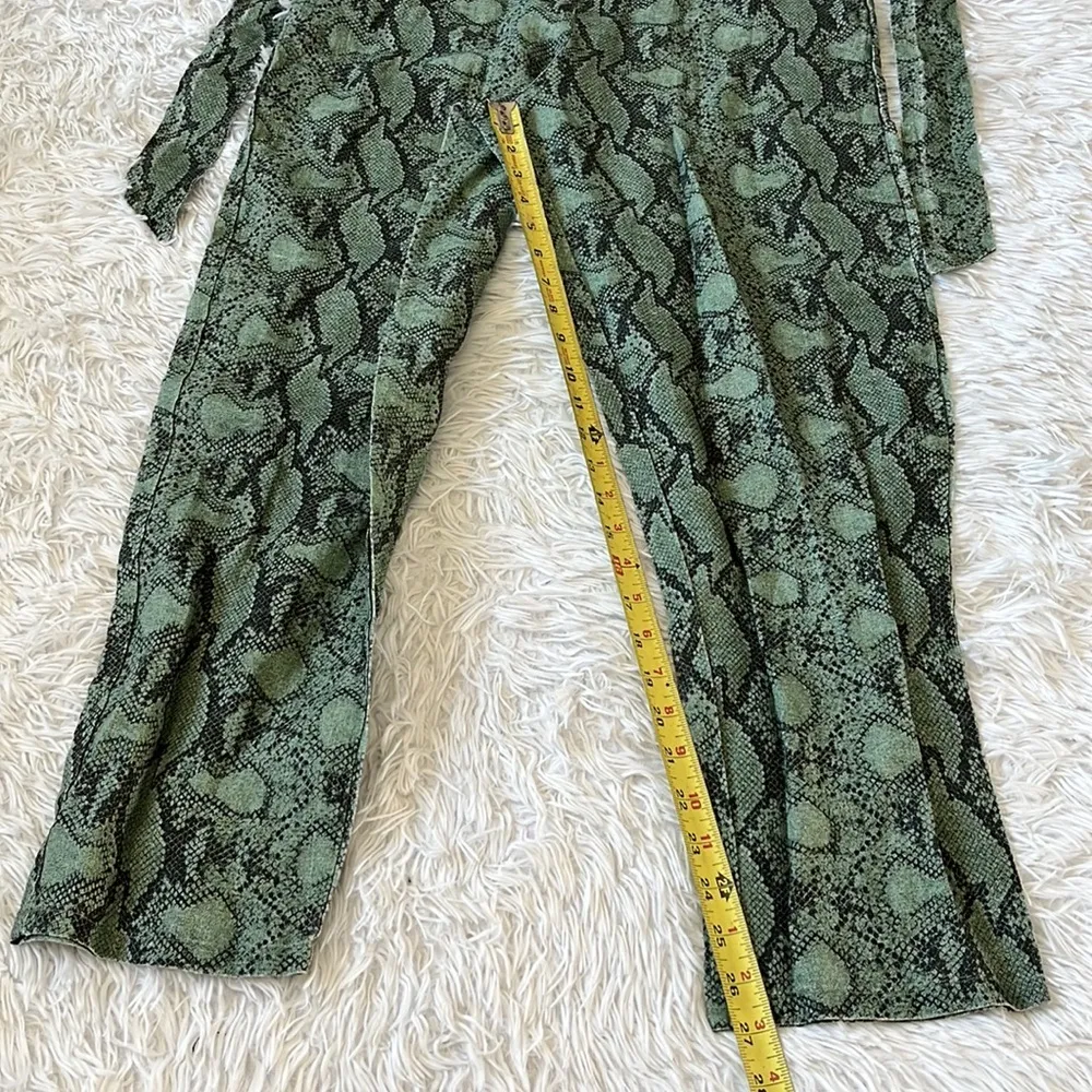Blank Nyc Women’s Green Snake print linen jumpsuit size Small - Image 4