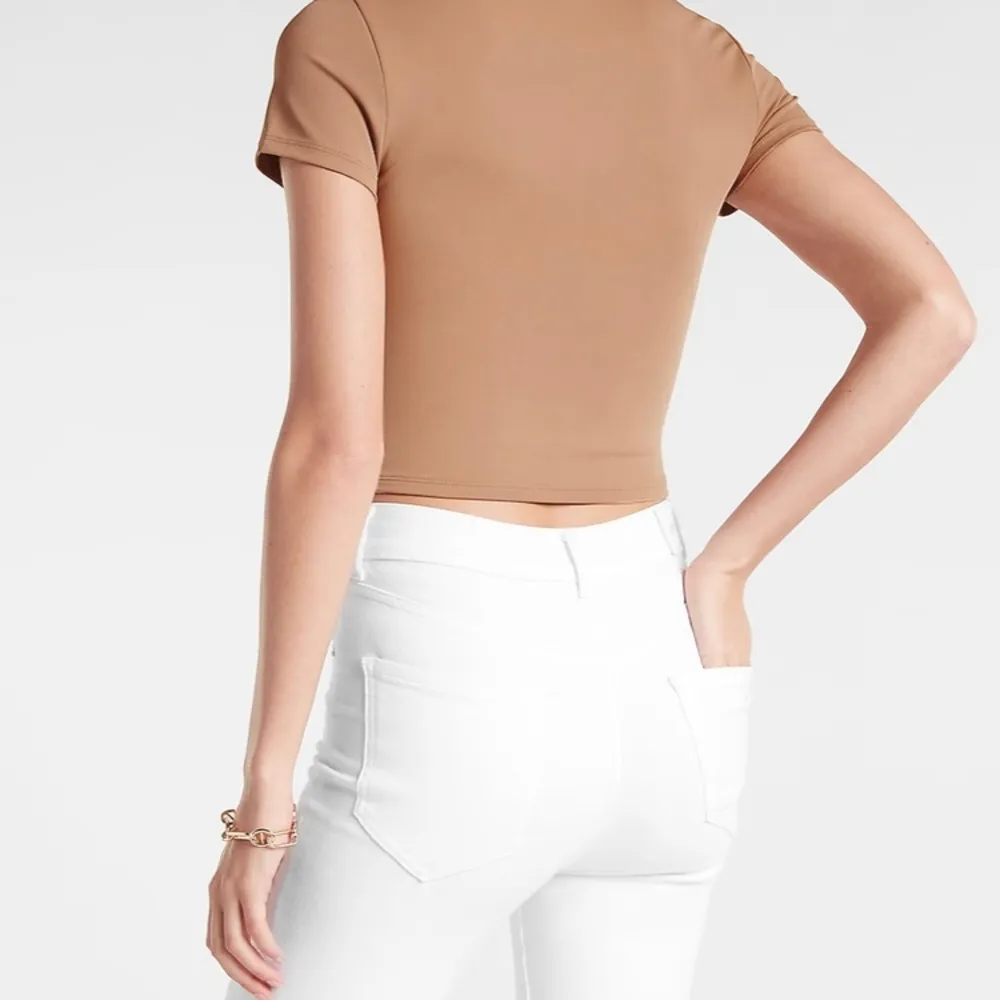 Body Contour High Compression Matte 90's Cropped Tee - Image 3