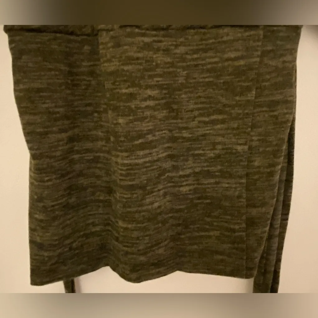 Vine and Love Olive Short Sleeve Sweater Top Women's Sz Medium - Image 6