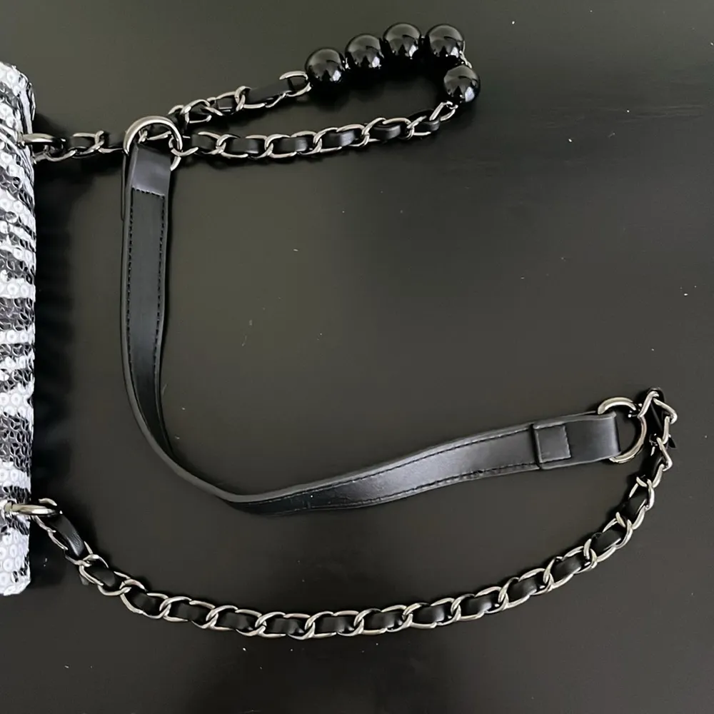 Badgley Mischka Black & White Zebra Print Sequin Embellished Crossbody Handbag - Image 11