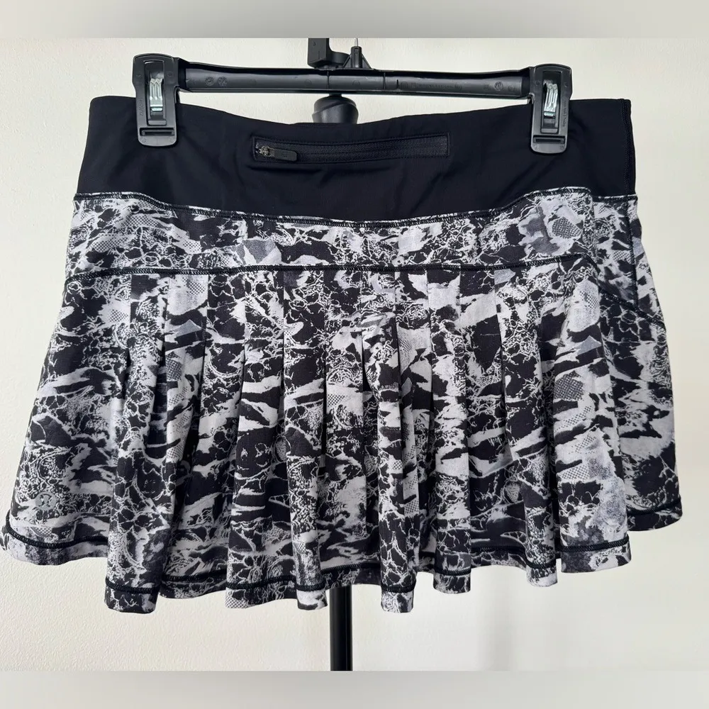 Lululemon Skirt Size 8 Black White Abstract Print Pleated Tennis Golf Athleisure - Image 3