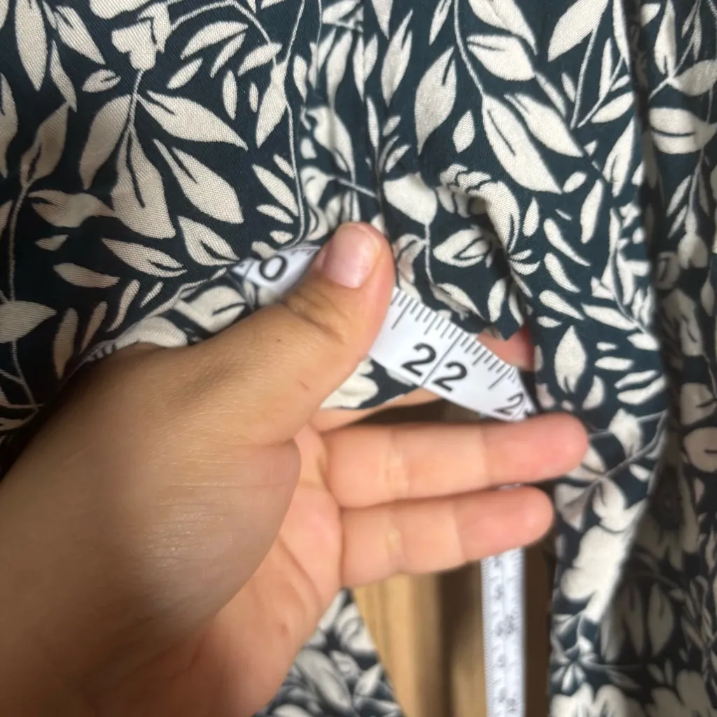 Gia curves women’s Floral green and‎ White top size M Size M - Image 6