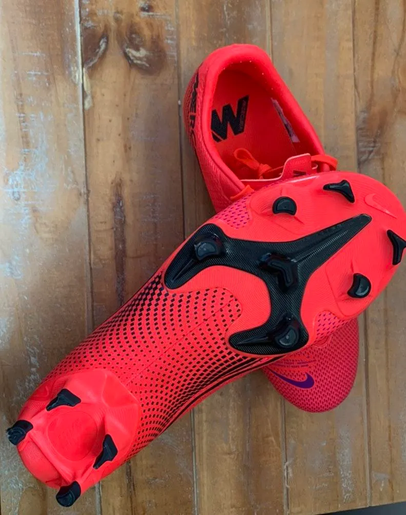 Nike Women’s  Soccer Shoes - Image 3