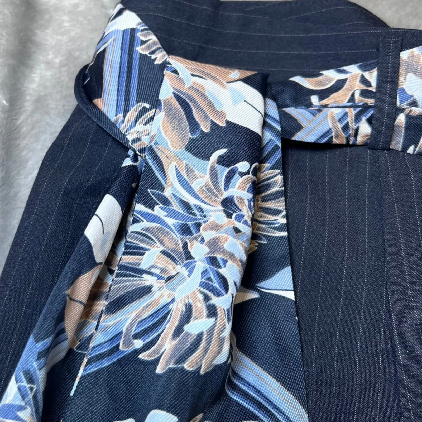 Gap Shorts with Scarf Belt Womens 8 Navy Blue Pinstripe Stretch Dressy Preppy - Image 4