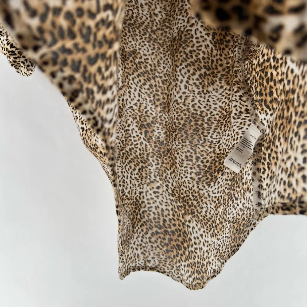 Amuse Society Feline Leopard Print Woven Top Button Front Collared V Neck Size L - Image 6