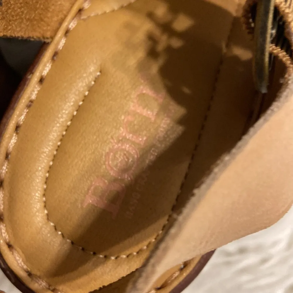 Born Sandals size 10 BNWOT leather upper heel 3.5” stable color tan - Image 5