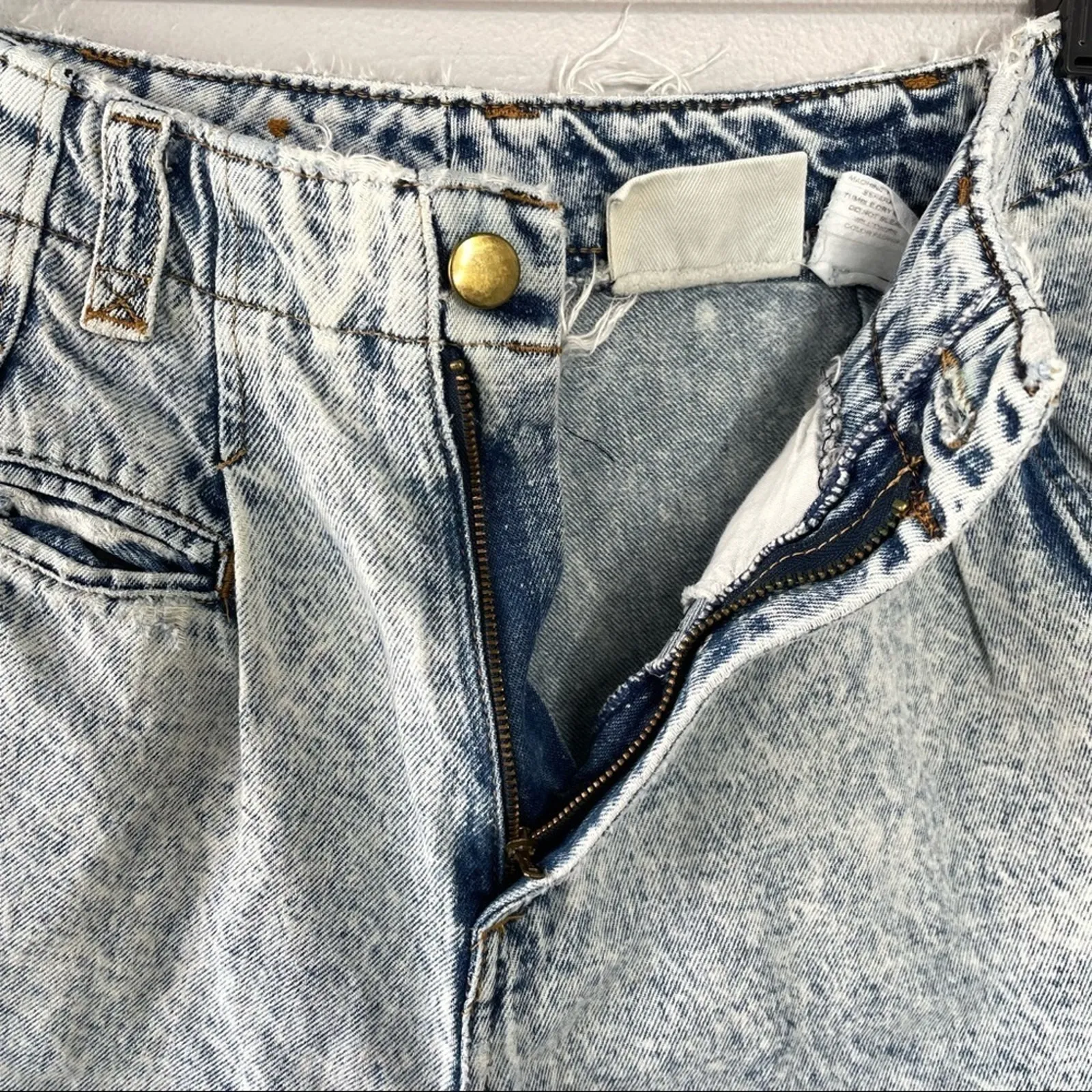 TARAZZIA SPORT Vintage Grunge High Waisted Pleated Acid Washed Denim Jean Shorts Blue Size 6 - Image 5