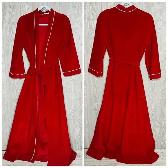 Vintage vanity fair dressing robe 1960 Red Velour White Piping Trim Detail med - Image 2