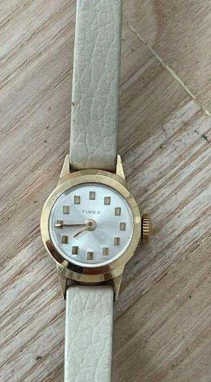 Timex Vintage Ladies Watch Mechanical Winding Gold-Tone Case Stainless Dial - Image 3