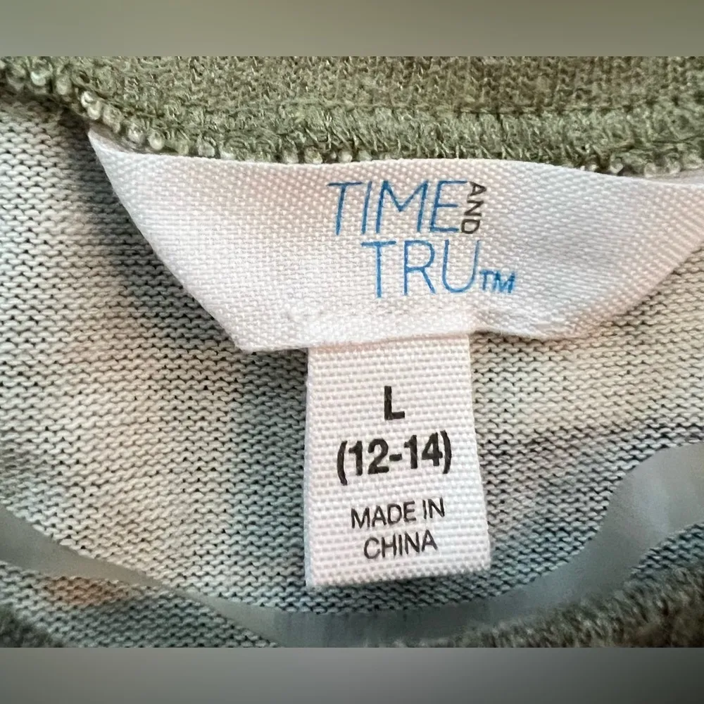 Time and Tru | Ladies Camouflage pullover shirt. Size: L (12-14). - Image 2
