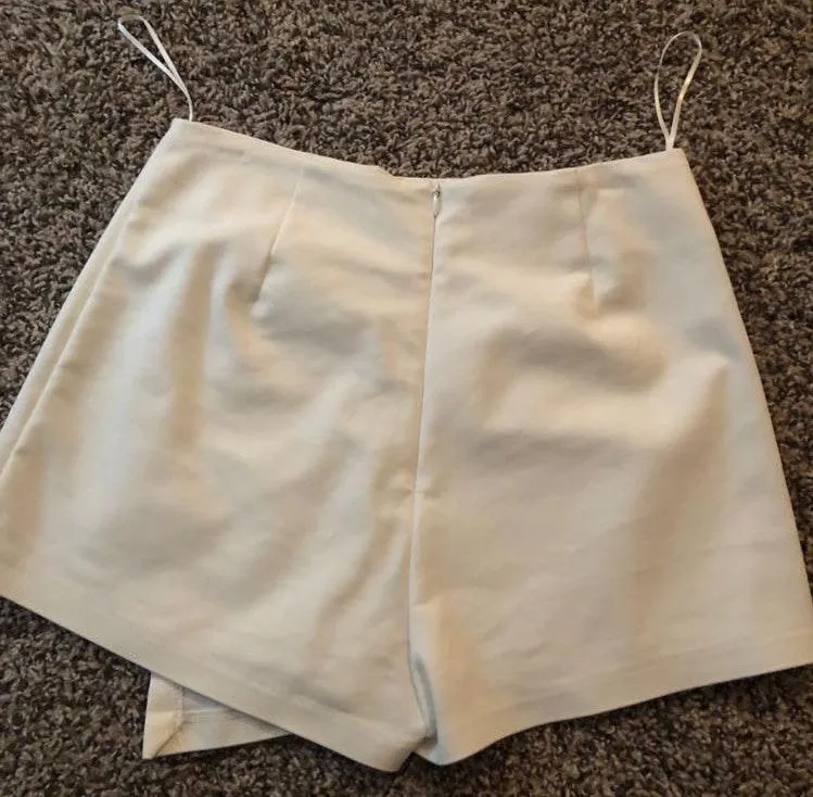Vestique White Skort - Image 2