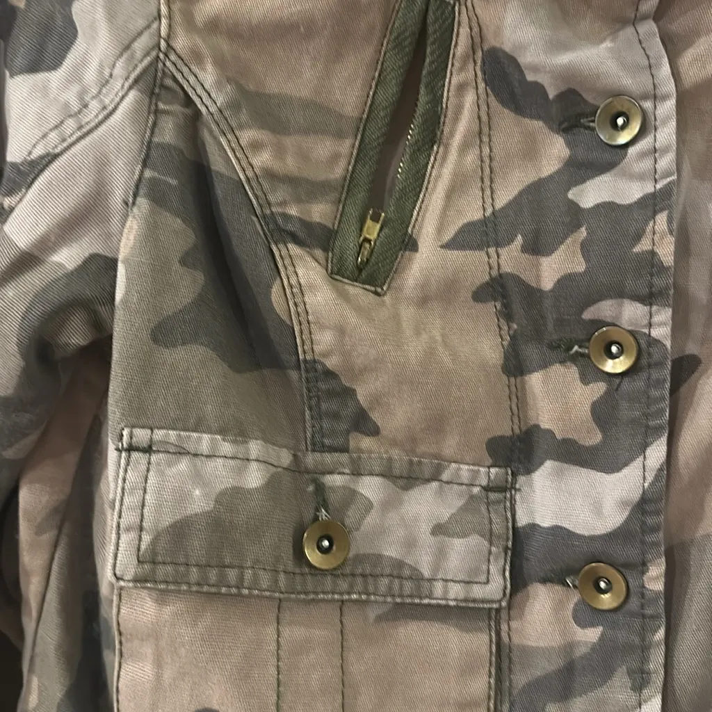 Rothco vintage size M
Camouflage Women's cropped Jacket Brown Size M - Image 3