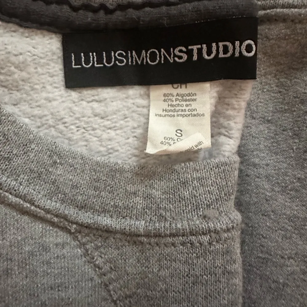 LuluSimonStudio Mom Life Gray Spell Out Sweatshirt Casual Small - Image 4