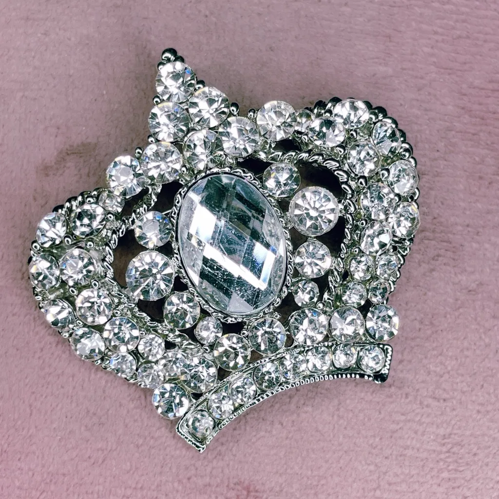 688. Royal Rhinestone Bling Silvertone Crown Brooch Silver - Image 3