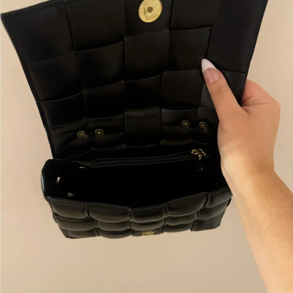 Madewell black crossbody bag with gold chains - Image 3