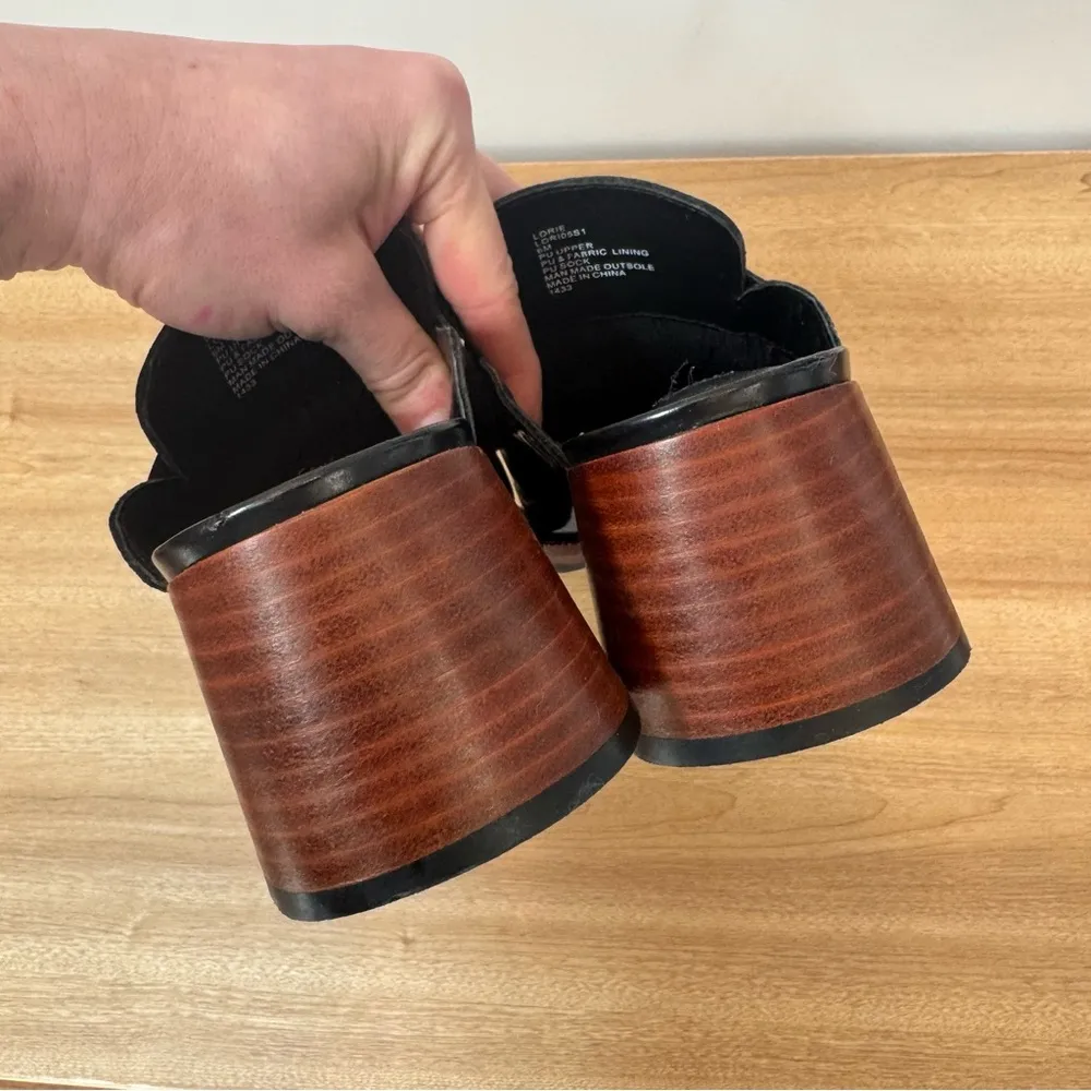 Steve Madden Black Loafers with Gold Chain Sz 6 - Image 4