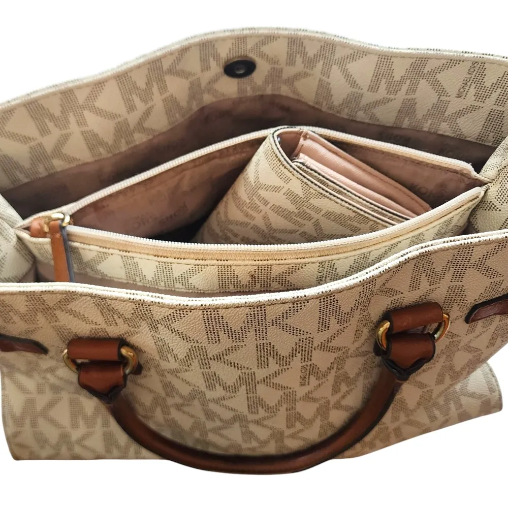 Michael Kors Cream Tote and Wallet Set - Image 3