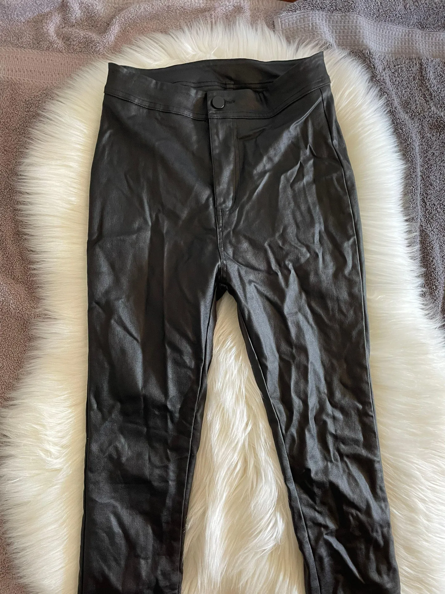 SheIn Leggings Womens  Faux Leather Stretch size small like new - Image 6