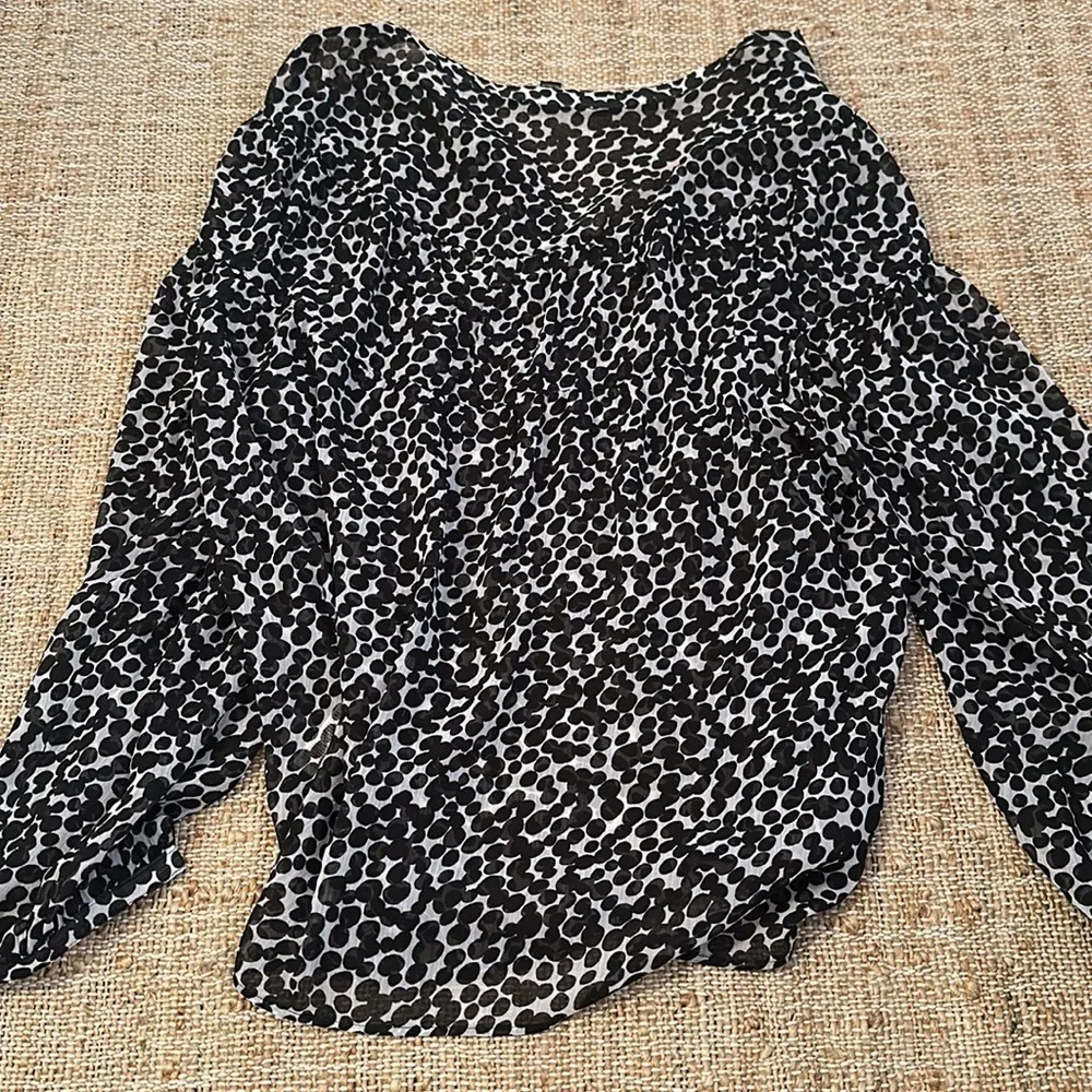 Banana Republic Black and White Sheer Patterned Blouse  Size Large - Image 4