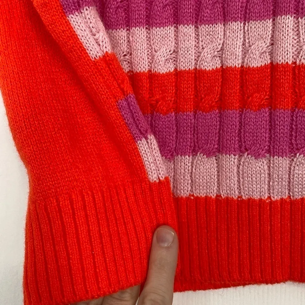 Divided stripped cropped sweater vest in vibrant colors. - Image 10