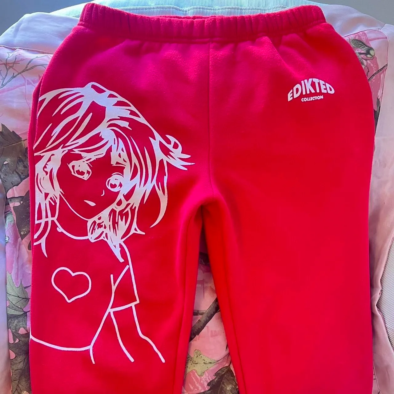 red anime girl heart print sweatpants - Image 6