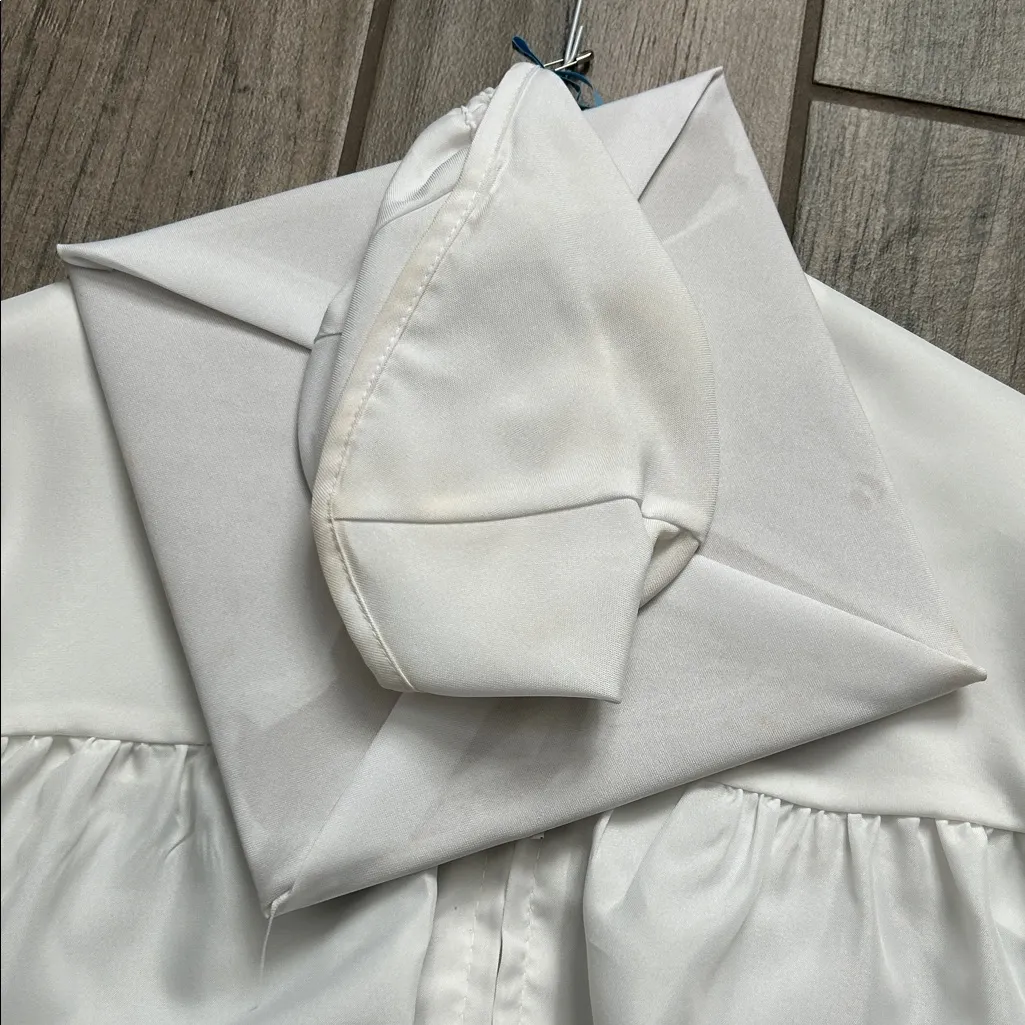 White cap and gown 5’1” - Image 2
