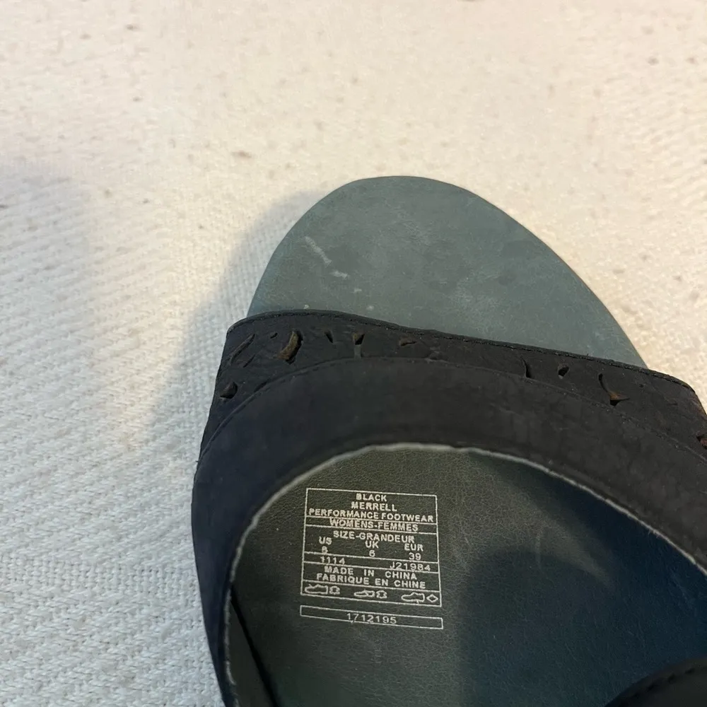 Merrell size 8 black leather preowned slip-on sandal - Image 6