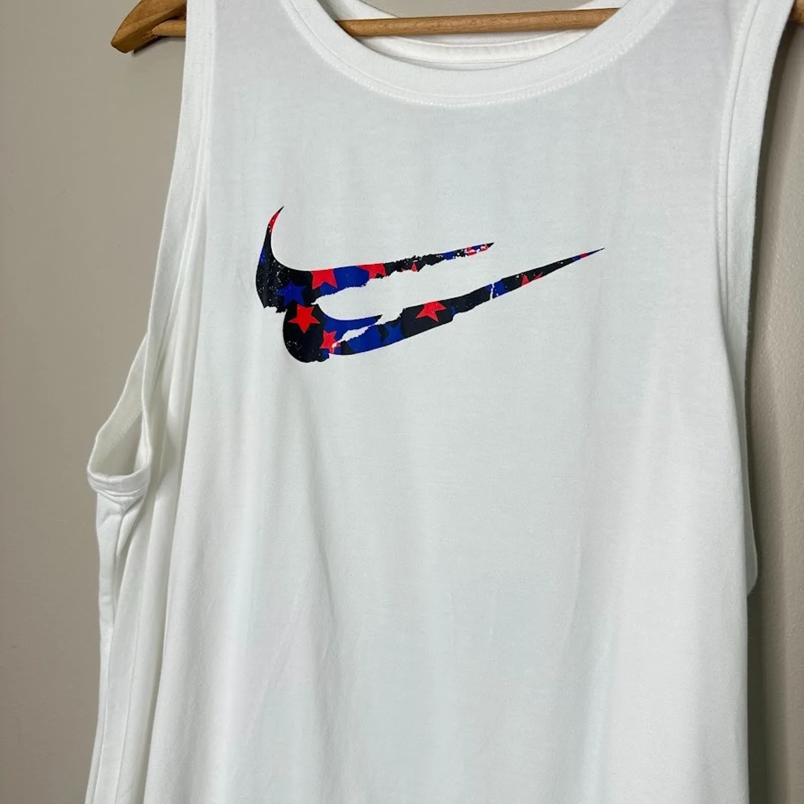 Nike Swoosh Stars Women's 1X White Dri-Fit Athletic Training Sport Gym Tank Top - Image 2