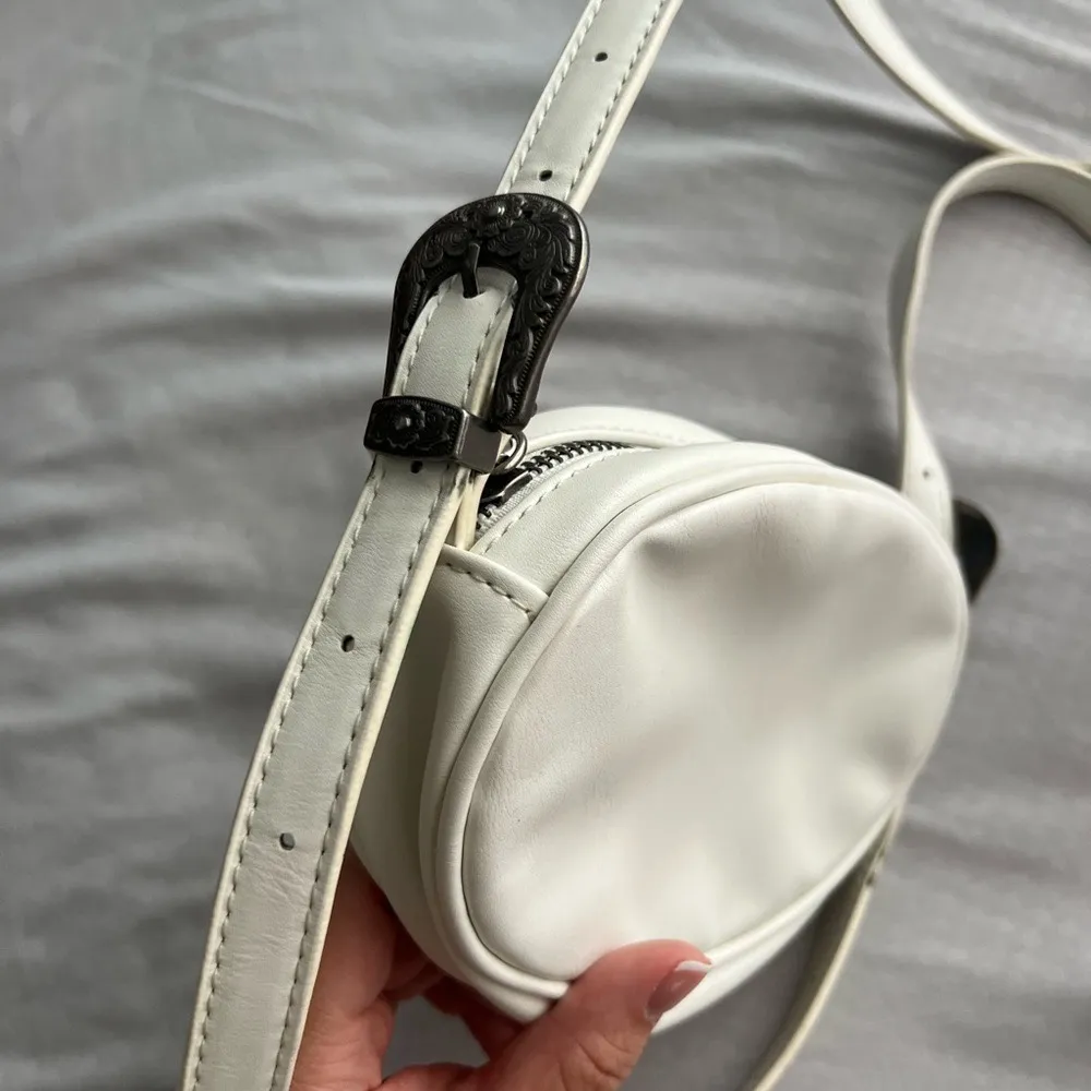 ☀️Urban Outfitters White Leather Mini Oval Crossbody Bag - Image 7