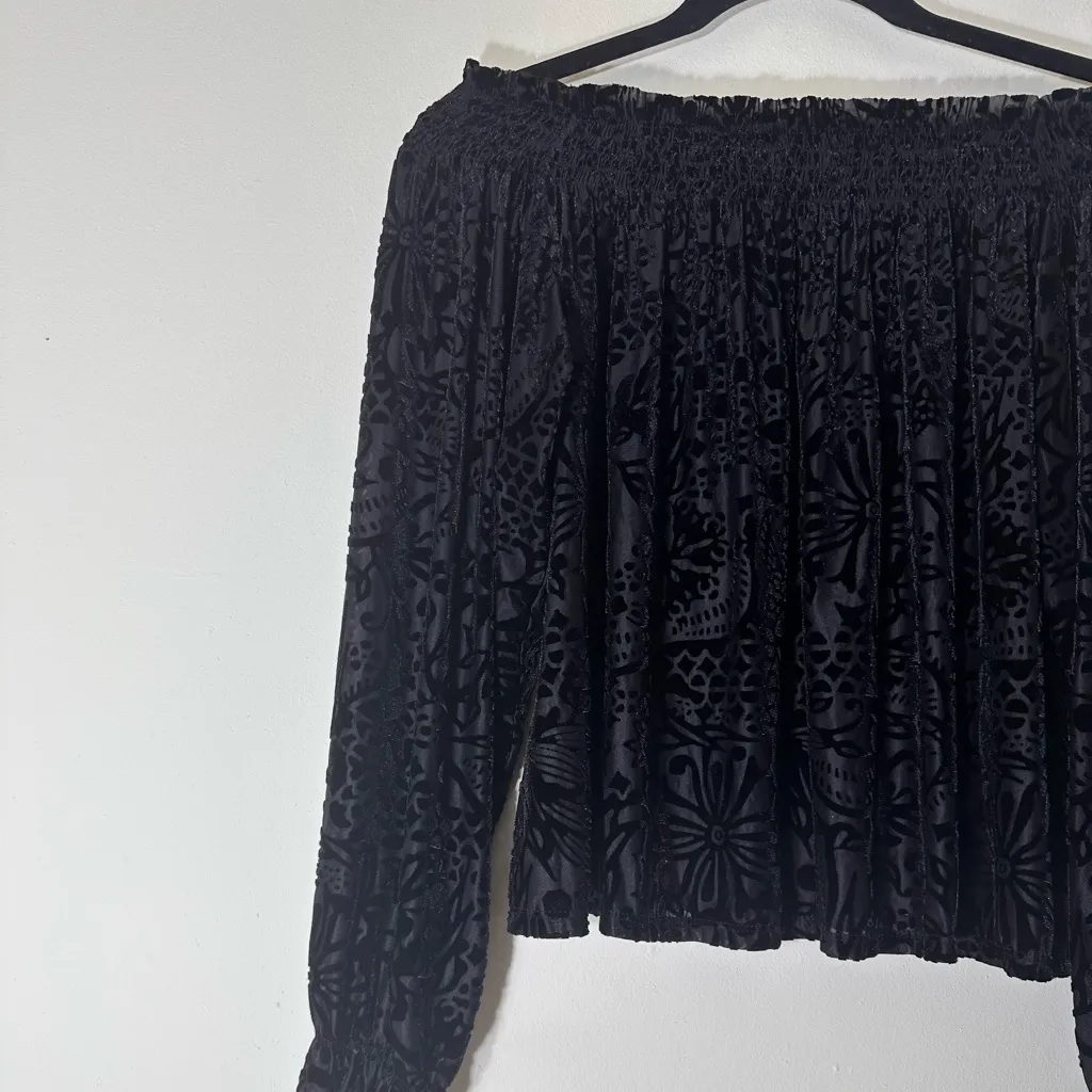 Free people A little twist velvet off the shoulder black top size XS - Image 5