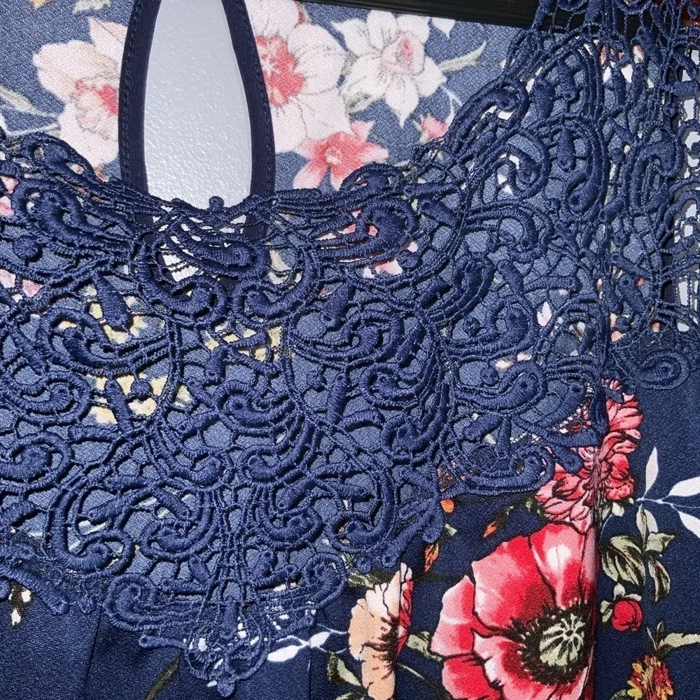 Mauve Blue Floral Sleeveless Stretch Knit Crochet Front Flowy Blouse 2X - Image 3