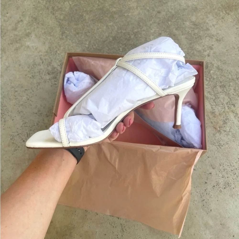 Anthropologie Bibi Lou White Toe Loop Heels 9.5 - Image 9