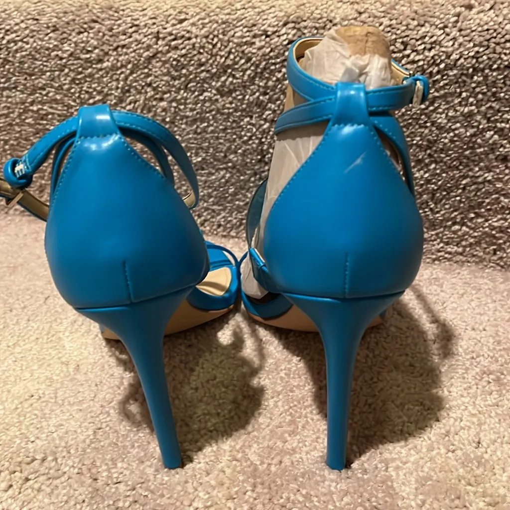 Guess Felecia lucite dress sandals heels size 10 NWOT - Image 5