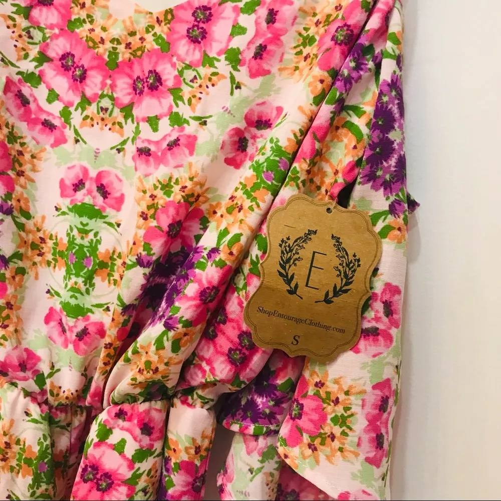 NWT Boutique floral cold shoulder romper size small - Image 3