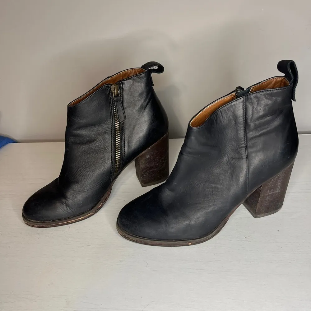 BP Lance Black Leather Zipper and Block Heel Ankle Boots - Image 9